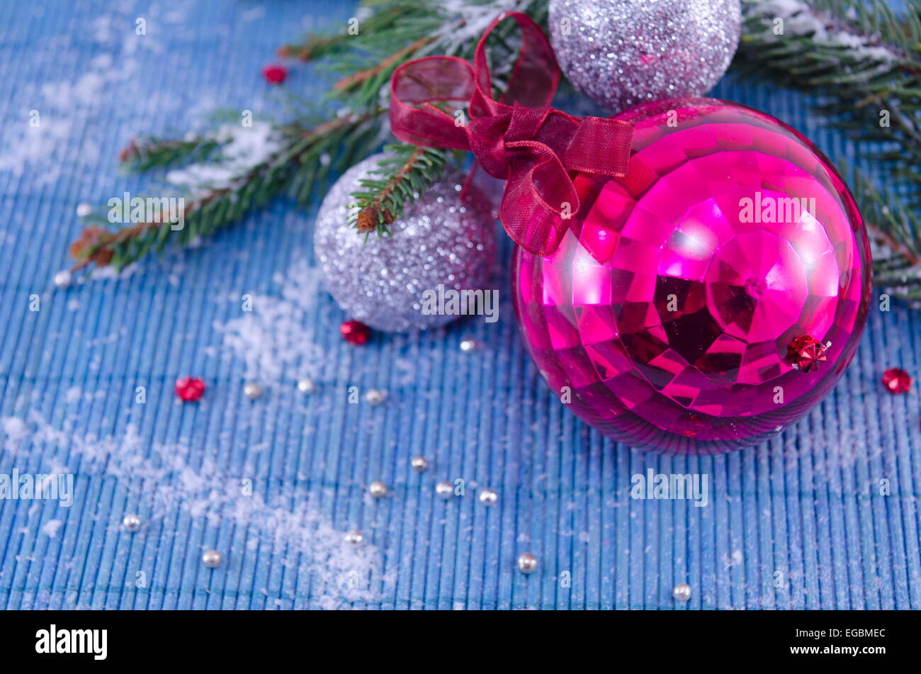 Rosa Ornament Weihnachtskugel mit einer Tanne auf weiße Tischdecke Stockfoto