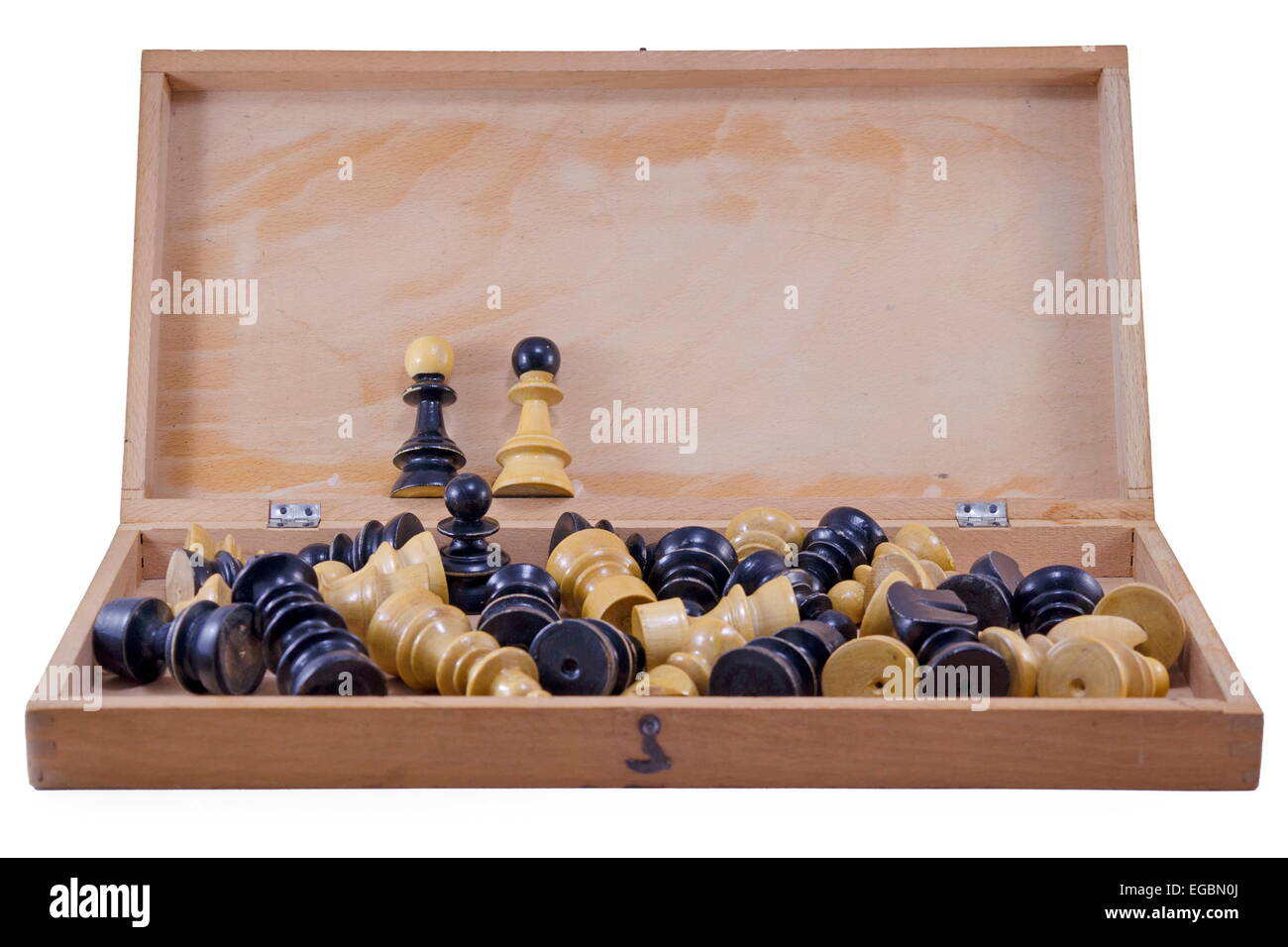 Offenen Schachbrett mit Schachfiguren isoliert auf weiss Stockfoto