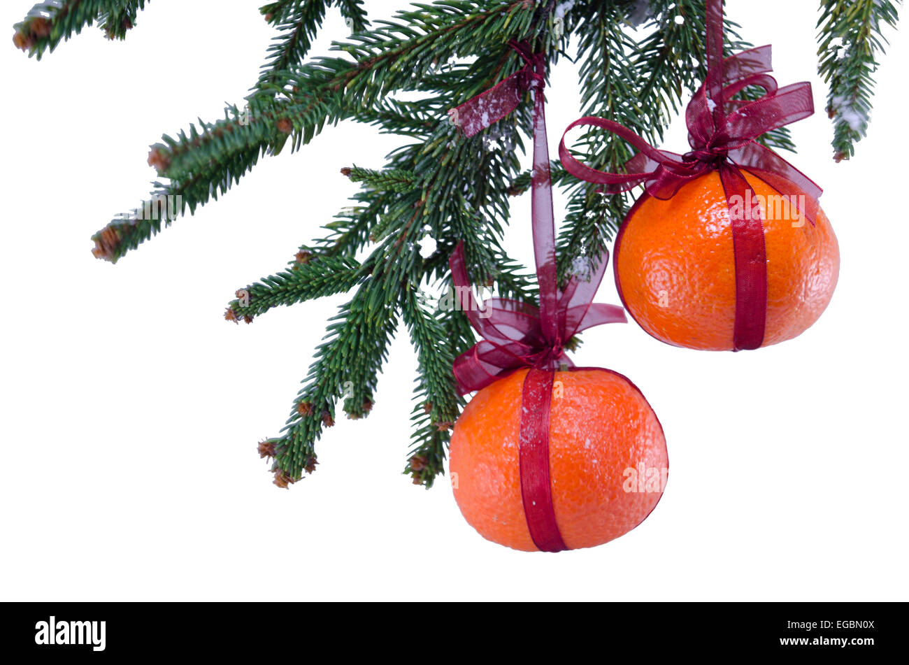 Verpackte Orangen von einem Weihnachtsbaum hängen Stockfoto