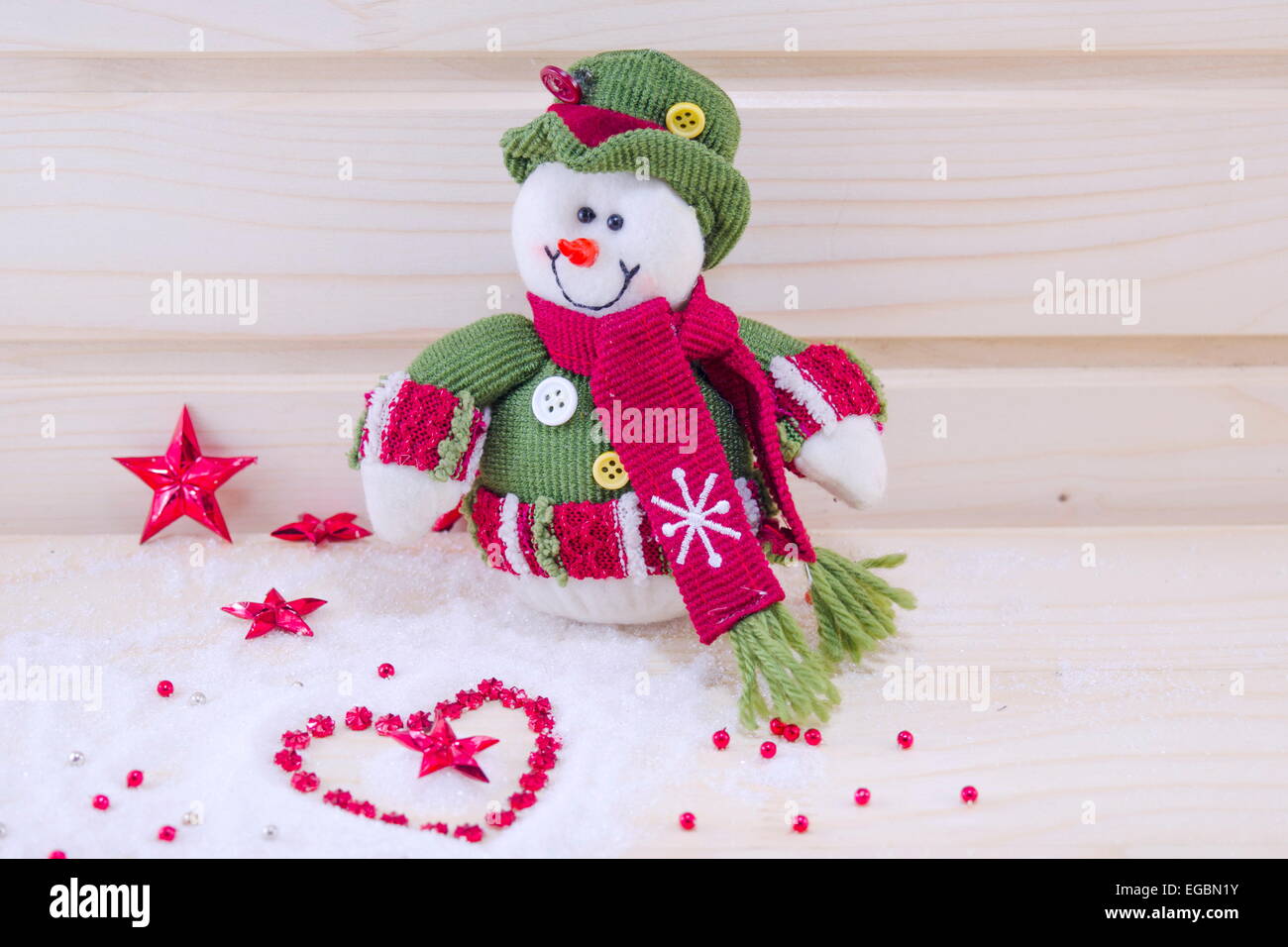 Schneemann, umgeben von Sternen und Herzen Stockfoto