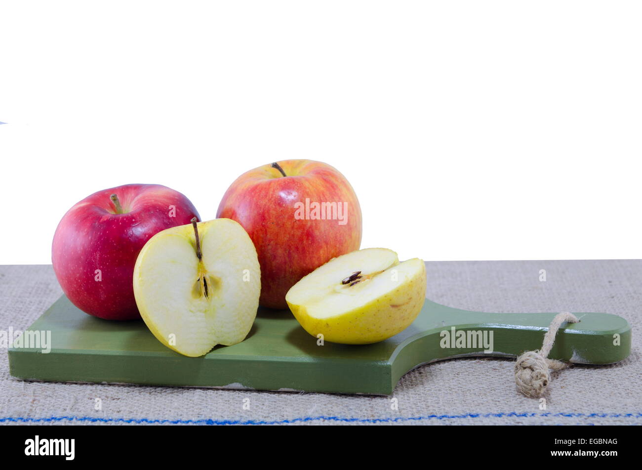 Geschnittenen Äpfel auf einem Vintage Schneidebrett Stockfoto