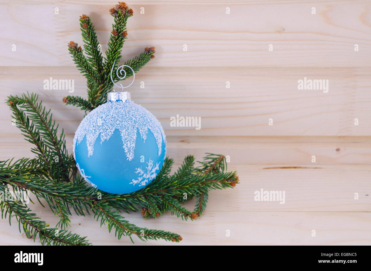 Blue Christmas Ornament auf einem Holztisch, dekoriert mit einer Tanne-Niederlassung Stockfoto