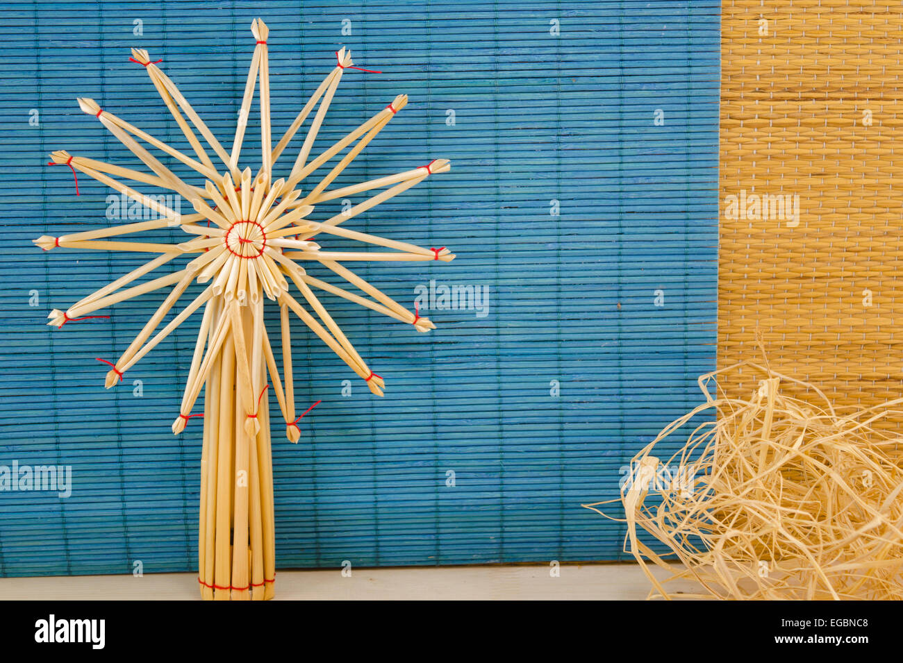 Handgemachte Dekoration aus Holz auf blauem Hintergrund Stockfoto