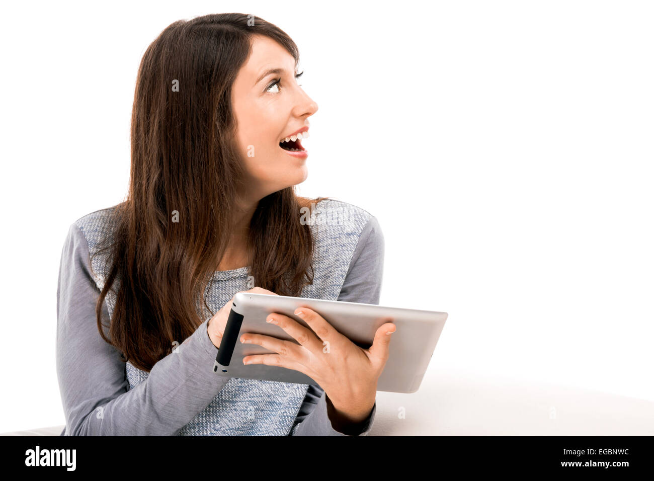 Schöne Frau sitzt auf dem Soda und arbeiten mit dem tablet Stockfotografie Alamy