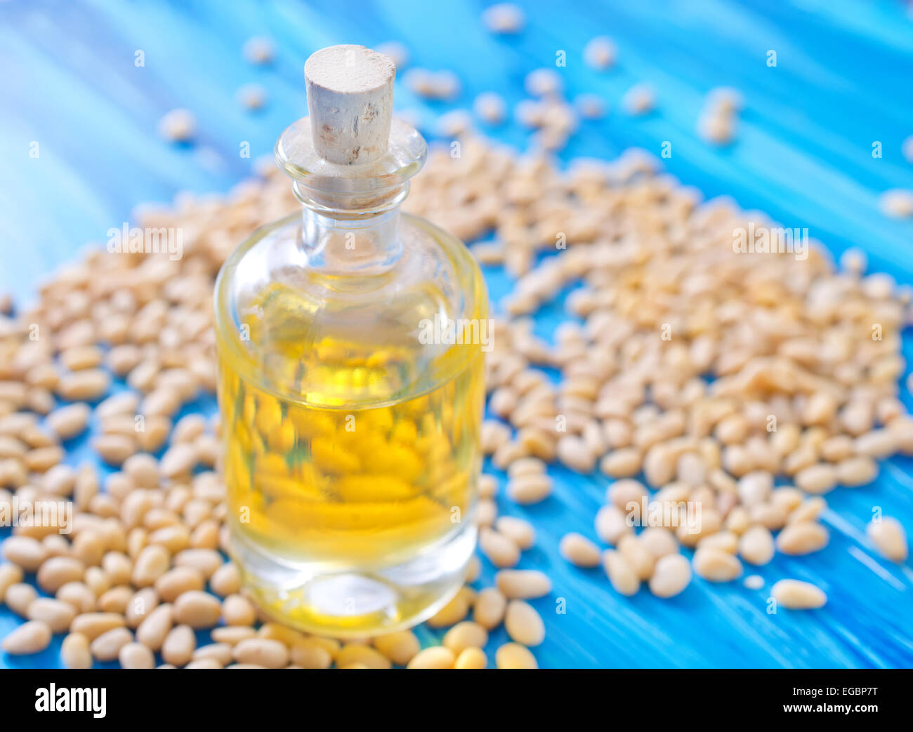 Zedernnüsse und Öl Stockfotografie Alamy
