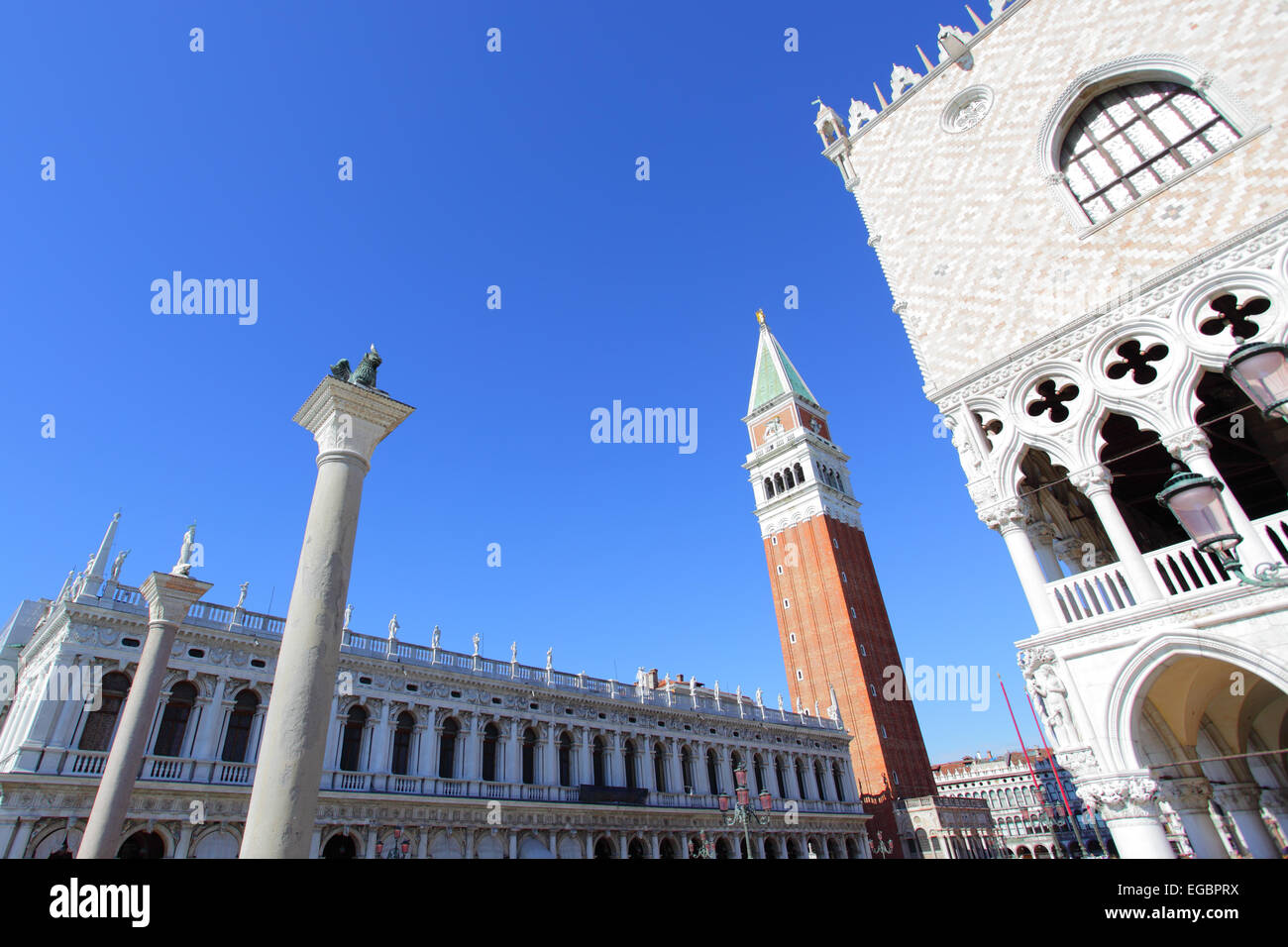 Weitwinkeleinstellung von Gebäuden auf der Piazza San Marco in Venedig, Italien Stockfoto