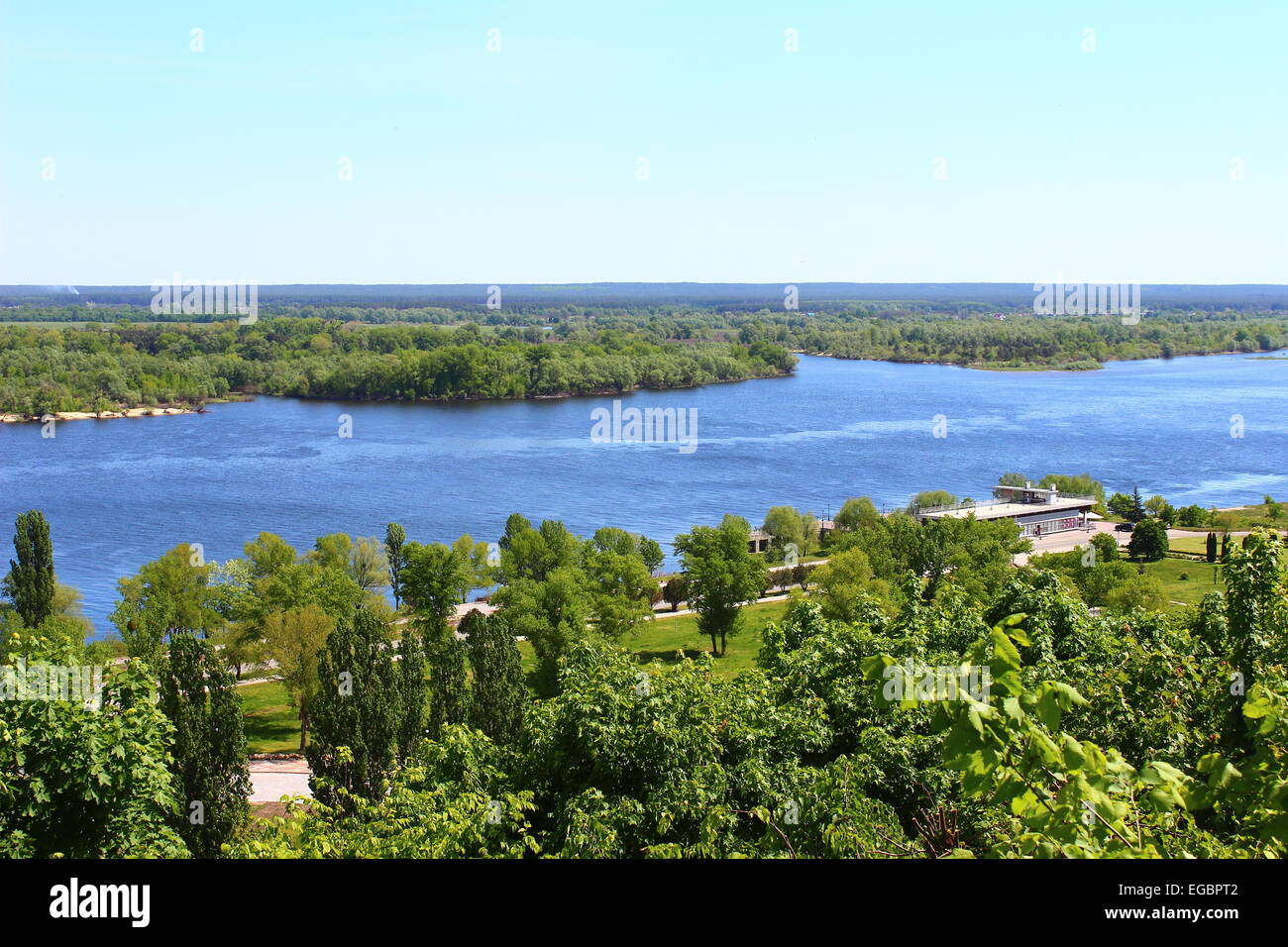Fließenden blauen Fluss Dnjepr, auf beiden Seiten, von denen gibt es