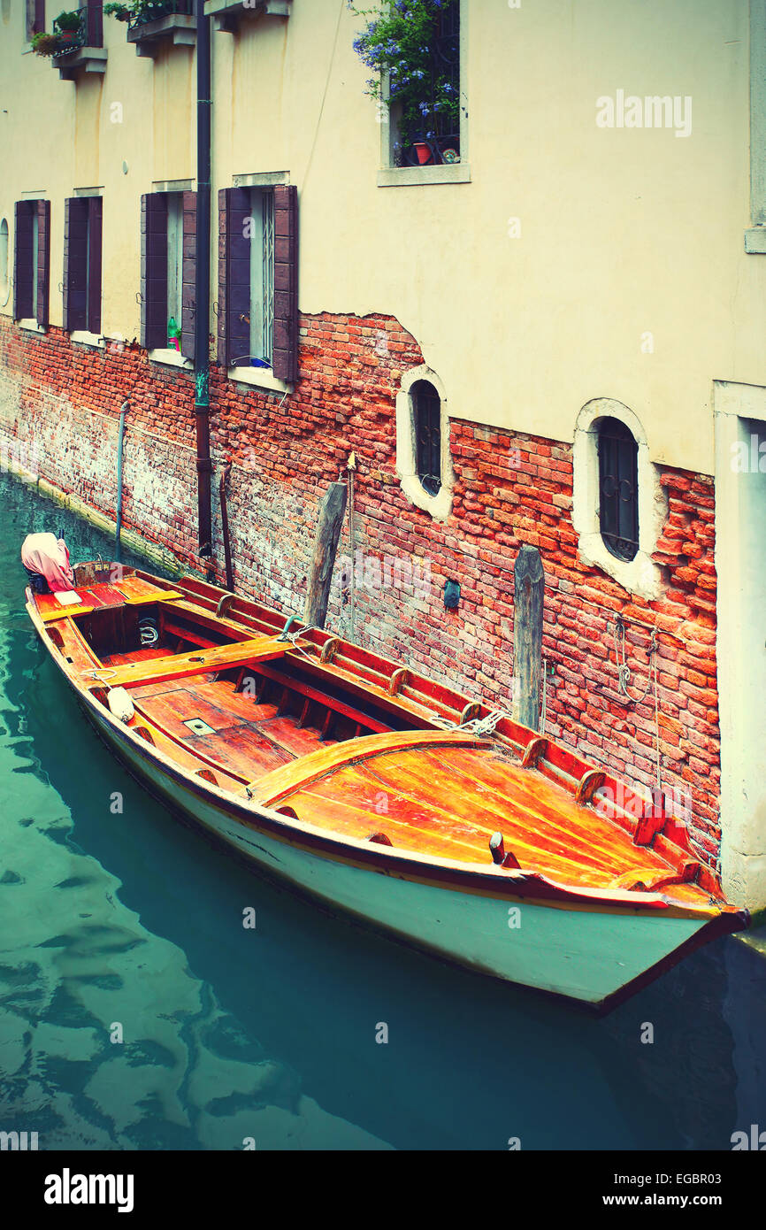 Boot auf schmalen Kanal in Venedig, Italien. Getönten Bild Stockfoto