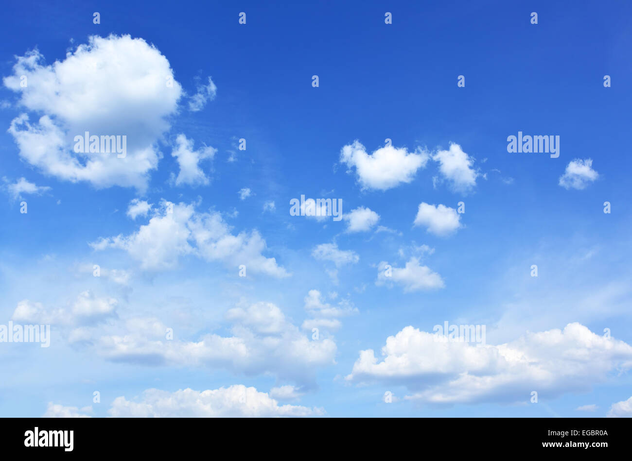 Blauer Himmel mit Wolken, als Hintergrund verwendet werden Stockfoto