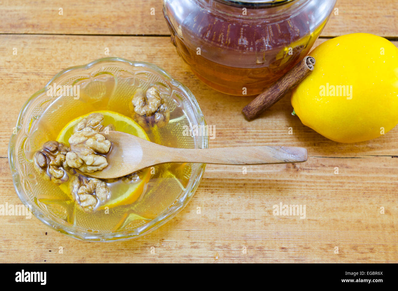 Walnüsse Honig, Zitrone und Zimt in einem Glas auf einem Holztisch Stockfoto