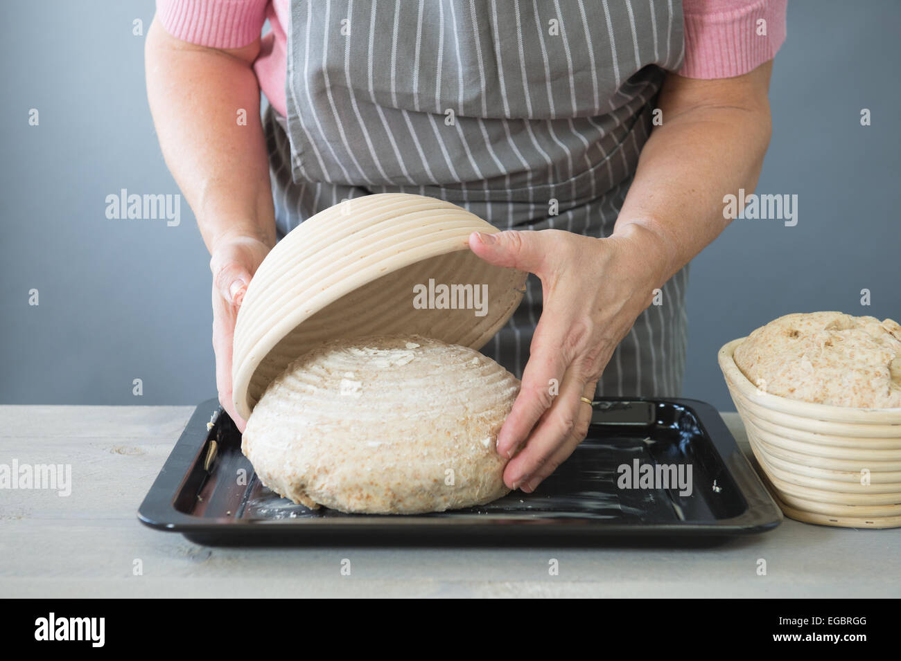 Frau, die Form den rised Teig für Brot aufsetzen Stockfoto