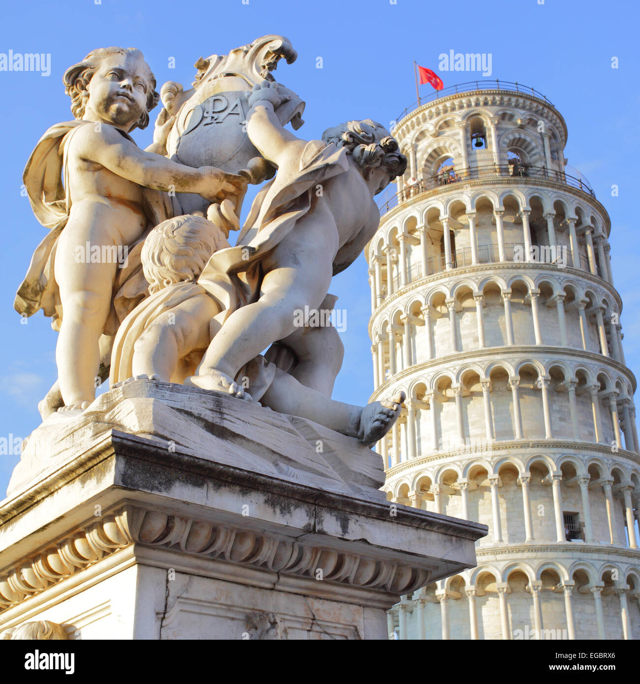 Die Statue von Engeln auf Piazza dei Miracoli in Pisa und der schiefe Turm, Italien Stockfoto