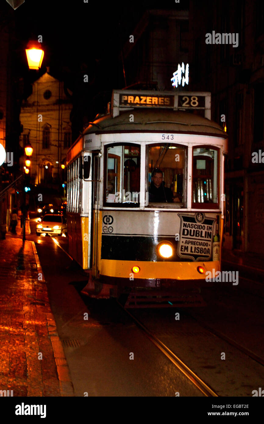 Lissaboner Tram in der Nacht Stockfoto