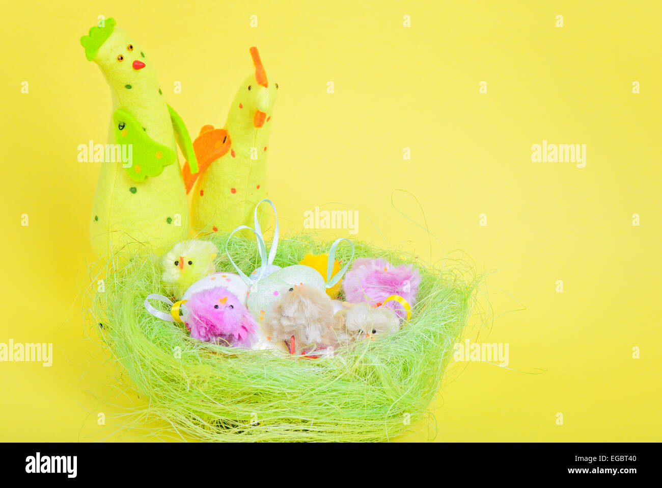 Ostereier im Nest und Hühner Stockfotografie - Alamy