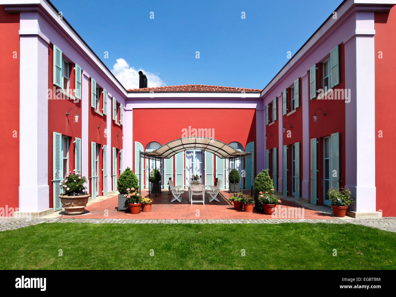 Außen neue Villa im klassischen Stil, Blick vom Garten Stockfoto