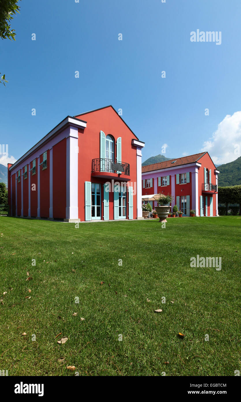 Außen neue Villa im klassischen Stil, Blick vom Garten Stockfoto