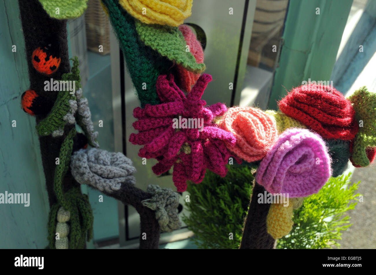 Bischöfe Schloss, Shropshire, UK. 22. Februar 2015. Garn-Bomber haben die South Shropshire Stadt der Bischöfe Burg getroffen. Eine Burg mit Rittern, Blumen und Gärten sind nur einige der Themen, die gepflanzt wurden, vermutlich durch die Bischöfe Schloss KnitWitts.  Die Bombardierung wurde co-Incided mit der Bischöfe Schloss Arts Festival, das vom 18. bis 22. Februar läuft. Sogar eines der Stadt Posboxes war nicht verschont! Eine Nahaufnahme von Figuren auf den Briefkasten. Bildnachweis: Barry Bullough/Alamy Live News Garn Bomber haben die South Shropshire Stadt der Bischöfe Burg getroffen. Blumen, Gärten und eine Burg mit Rittern sind Stockfoto