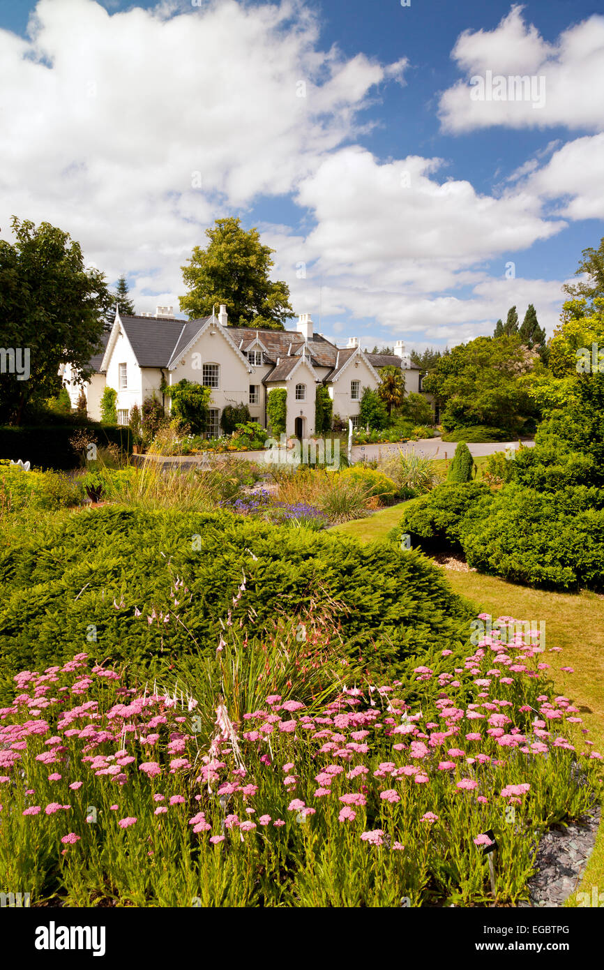 Sommer-Farbe um Jermyns Haus an Sir Harold Hillier Gardens, Romsey, Hampshire, England, UK Stockfoto