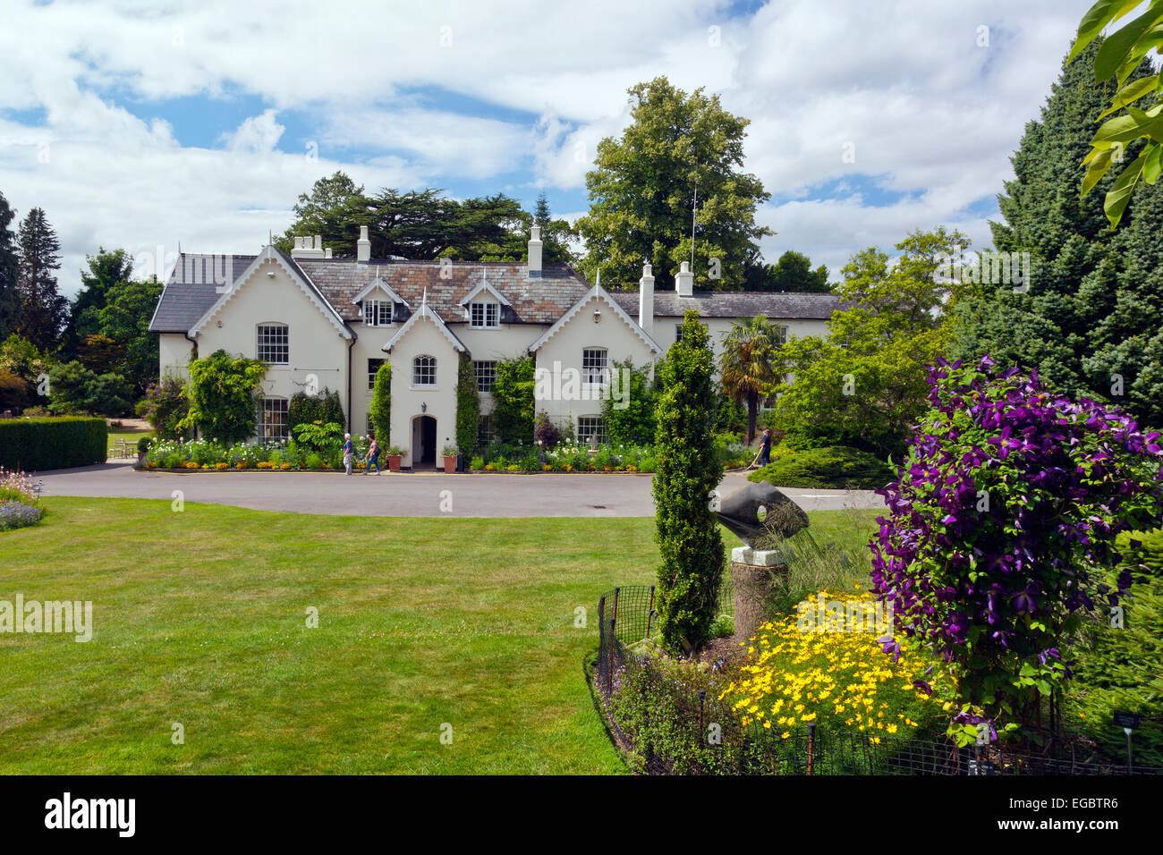 Sommer-Farbe um Jermyns Haus an Sir Harold Hillier Gardens, Romsey, Hampshire, England, UK Stockfoto