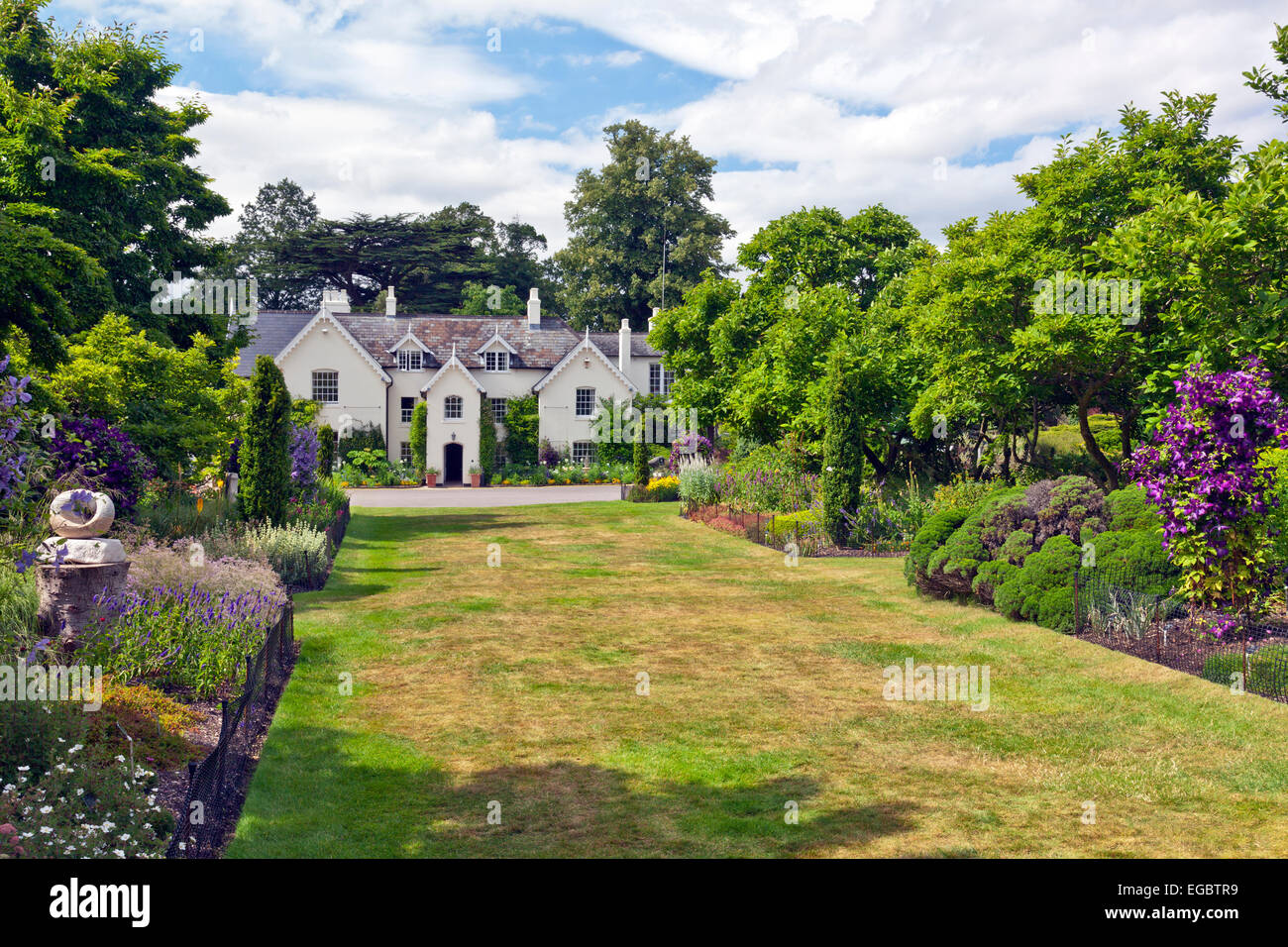 Sommer-Farbe um Jermyns Haus an Sir Harold Hillier Gardens, Romsey, Hampshire, England, UK Stockfoto