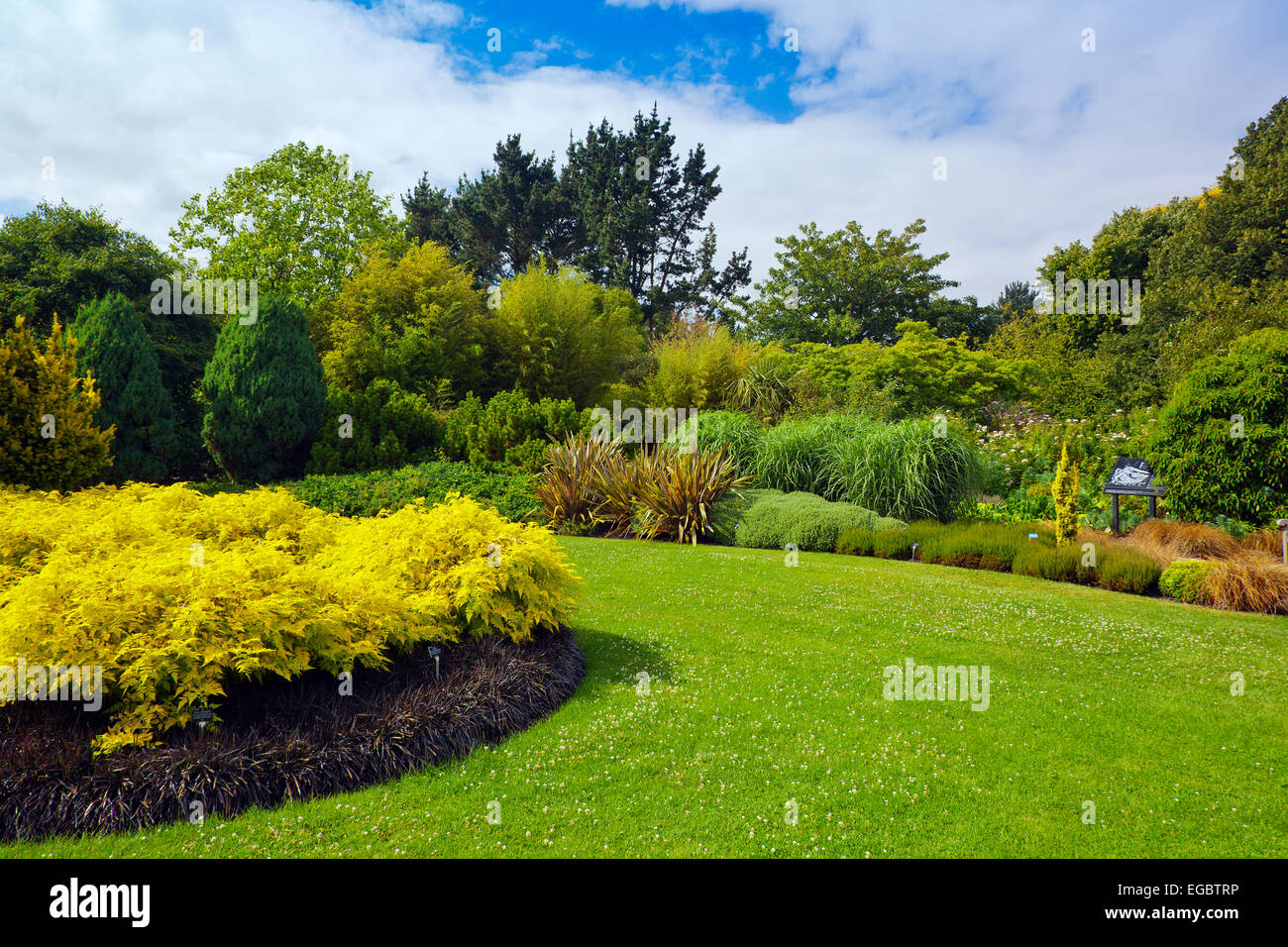 Sommer im Wintergarten bei Sir Harold hügeliger Gärten, Romsey, Hampshire, England, UK Stockfoto