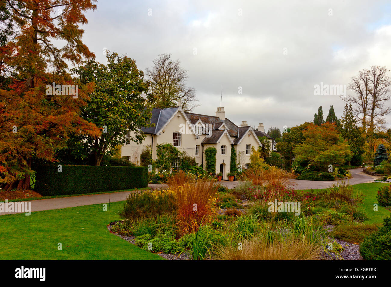Herbstfärbung um Jermyns Haus an Sir Harold Hillier Gardens, Romsey, Hampshire, England, UK Stockfoto