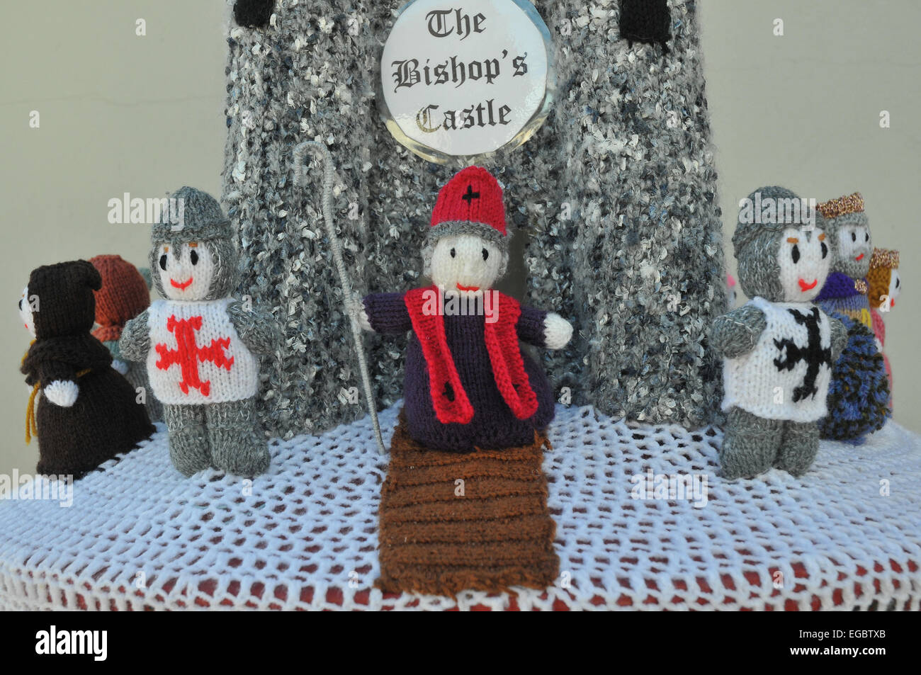 Bischöfe Schloss, Shropshire, UK. 22. Februar 2015. Garn-Bomber haben die South Shropshire Stadt der Bischöfe Burg getroffen. Eine Burg mit Rittern, Blumen und Gärten sind nur einige der Themen, die gepflanzt wurden, vermutlich durch die Bischöfe Schloss KnitWitts.  Die Bombardierung wurde co-Incided mit der Bischöfe Schloss Arts Festival, das vom 18. bis 22. Februar läuft. Sogar eines der Stadt Posboxes war nicht verschont! Eine Nahaufnahme von Figuren auf den Briefkasten. Bildnachweis: Barry Bullough/Alamy Live-Nachrichten Stockfoto