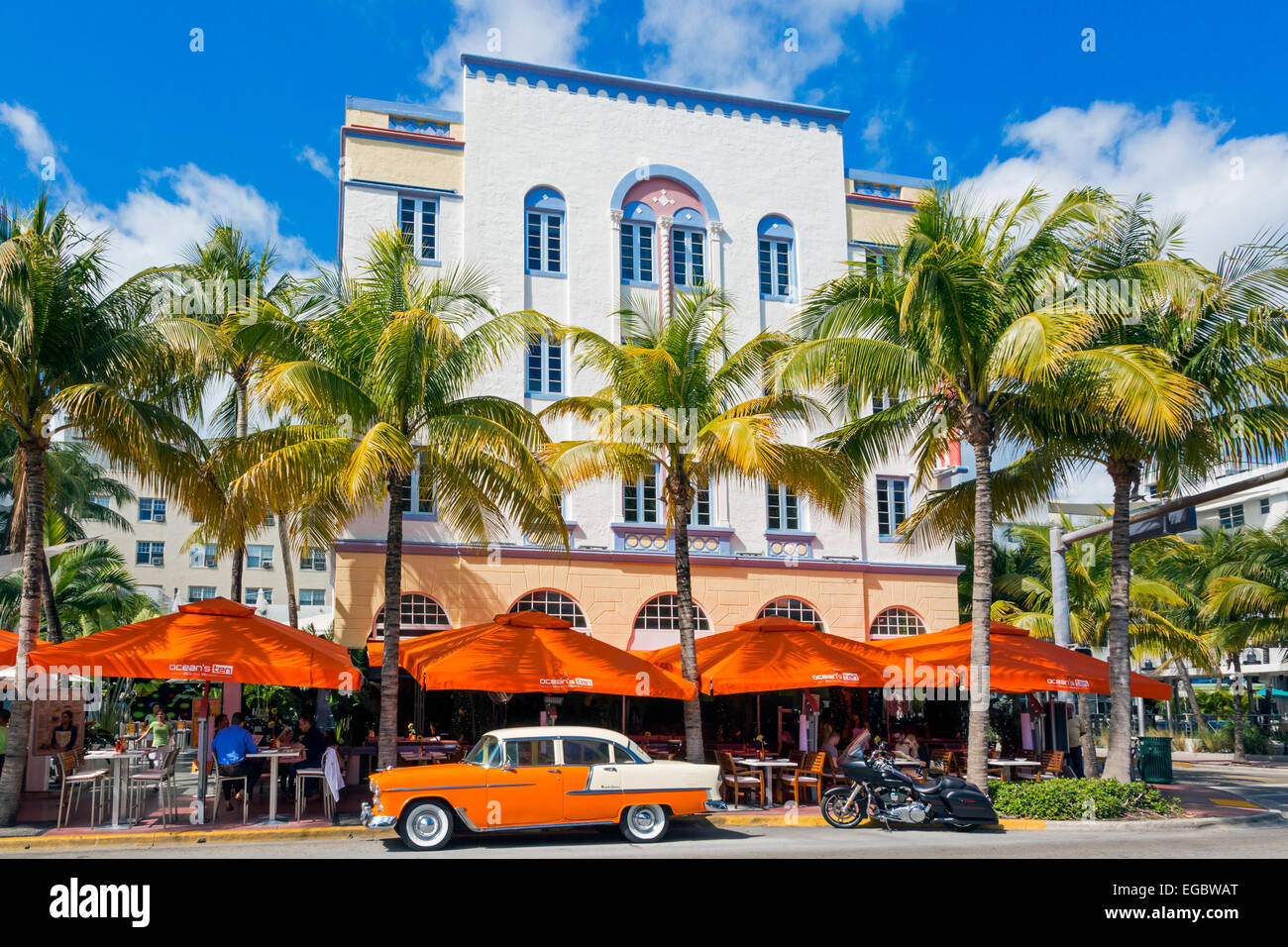 Art-Deco-Bauplanung am Ocean Drive, South Beach Miami, Florida, USA mit einem Café-Restaurant unten Stockfoto