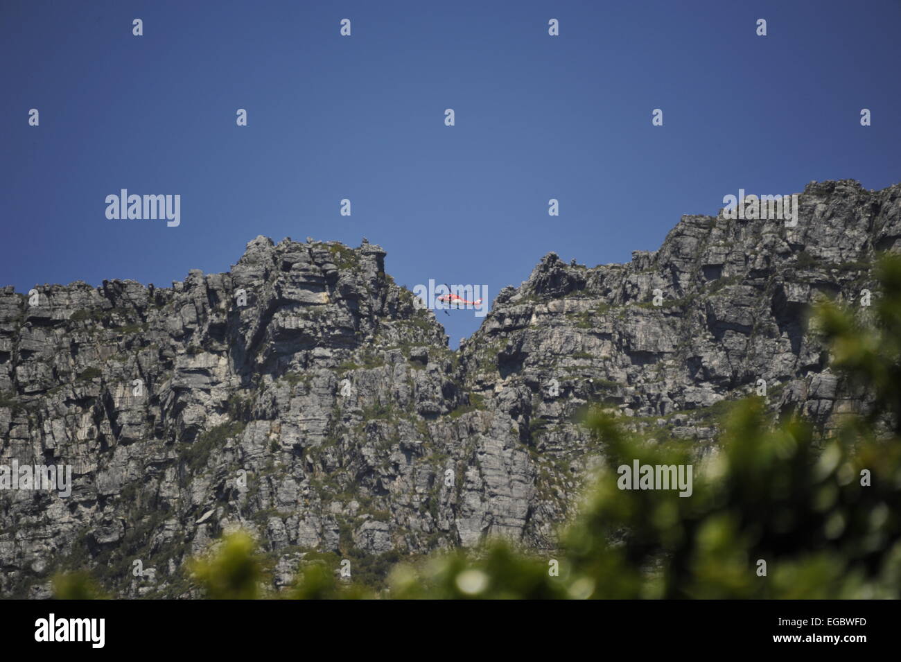 Cape Town, Südafrika. 22. Februar 2015. Ein Rettungshubschrauber Winden eine Person aus Tafelberg, Kapstadt, Südafrika: Kredit-22. Februar 2015: STUART WALKER/Alamy Live News Stockfoto