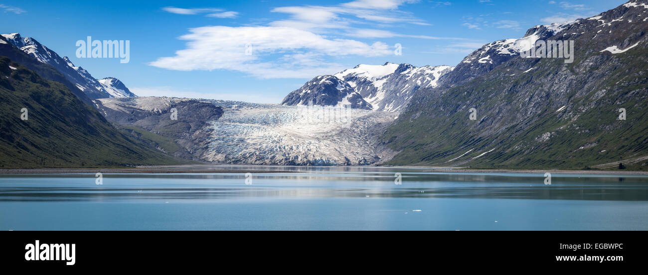 Glacier Bay Nationalpark, Alaska, USA, Nordamerika. Atemberaubende Aussicht auf den Gletscher und die umliegende Bergwelt. Stockfoto