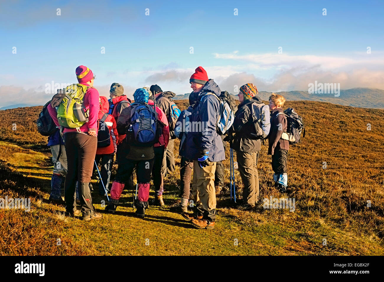 Wanderer unter brechen Cooley Mountains Carlingford Co. Louth, Irland Stockfoto