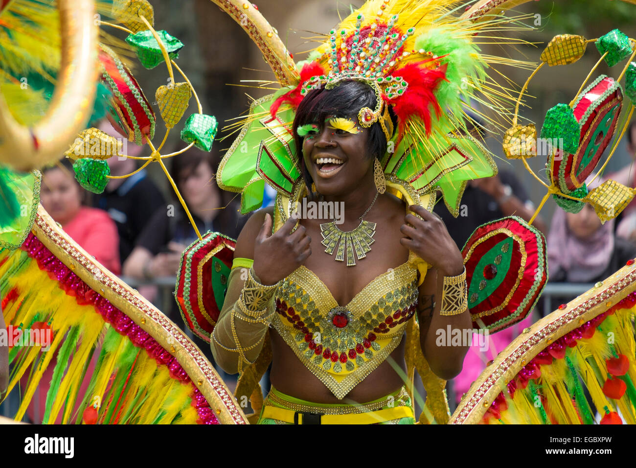 Frauen Lächeln im karibischen Karneval Kostüm Stockfoto
