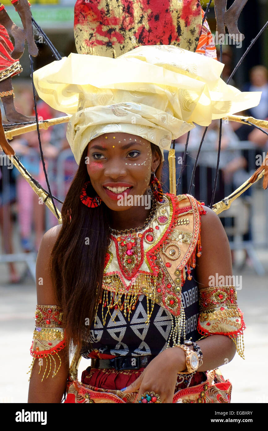 Junge Frau im karibischen Karneval Kostüm Stockfoto