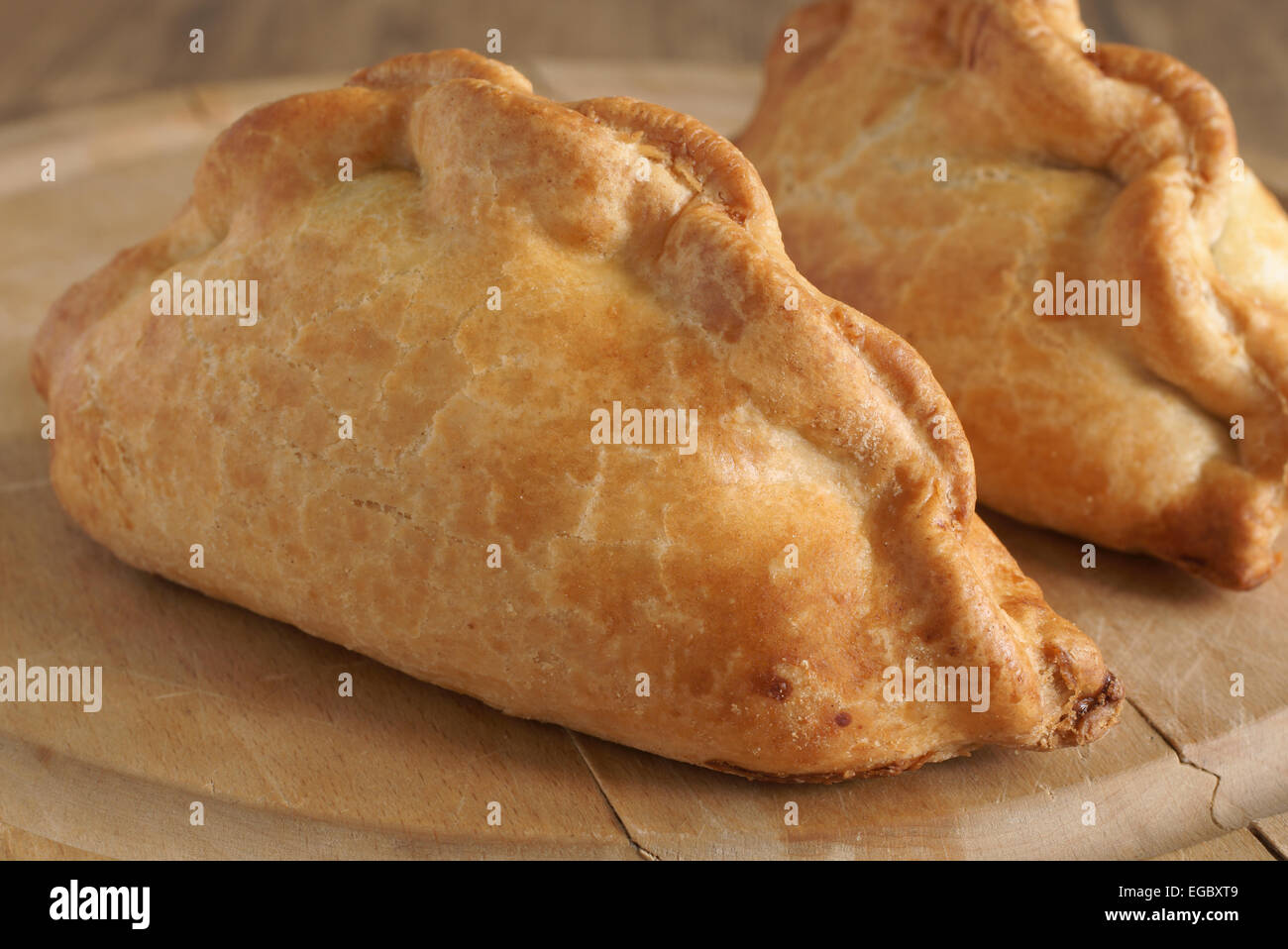 Traditionelle Cornish Pasty gefüllt mit Fleisch Kartoffel Schwede und Karotten Stockfoto