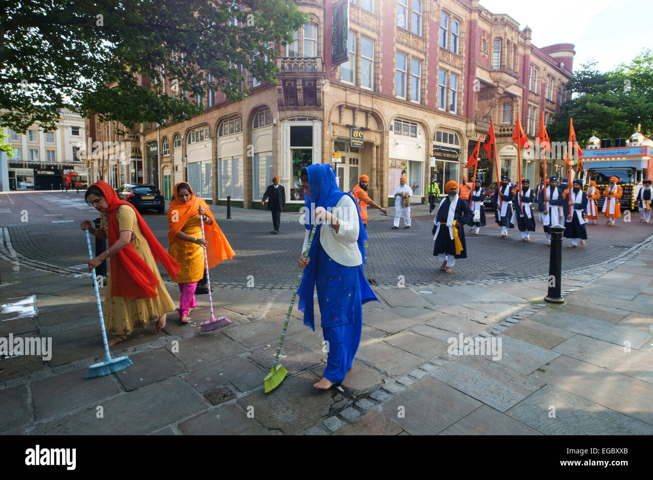 Sikh-Frauen reinigen Sie den Boden als die religiösen Prozess näherte sich barfuß Stockfoto
