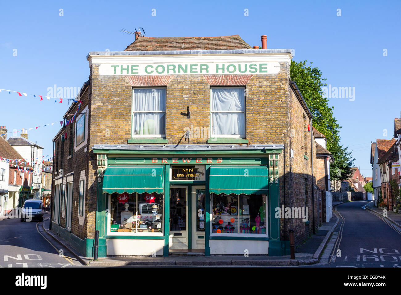 Geschäft aus dem 19. Jahrhundert, 'The Corner House' ein doppelfrontverkachteltes Backsteingebäude, das heute ein Geschäft ist, an der Spitze zweier verschmelzender Straßen im historischen Dorf Sandwich. Stockfoto