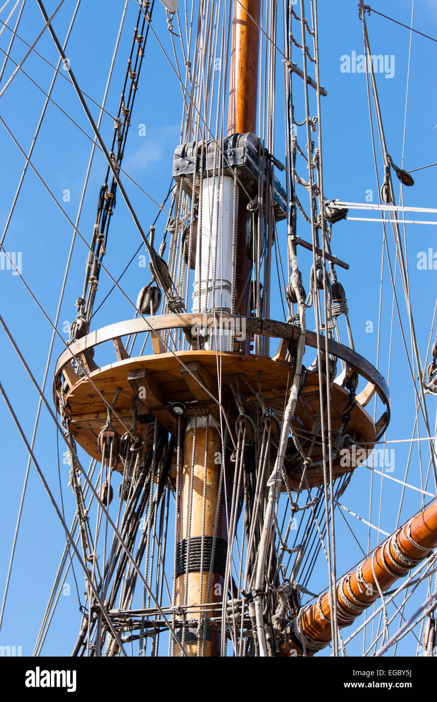 Die Krähen nisten auf einem Segelschiff aus der Zeit um 1700. Die Nachbildung russischer Kriegsfrigate, der Shtandart, Nahaufnahme der Krähen nisten auf dem Hauptmast. Stockfoto