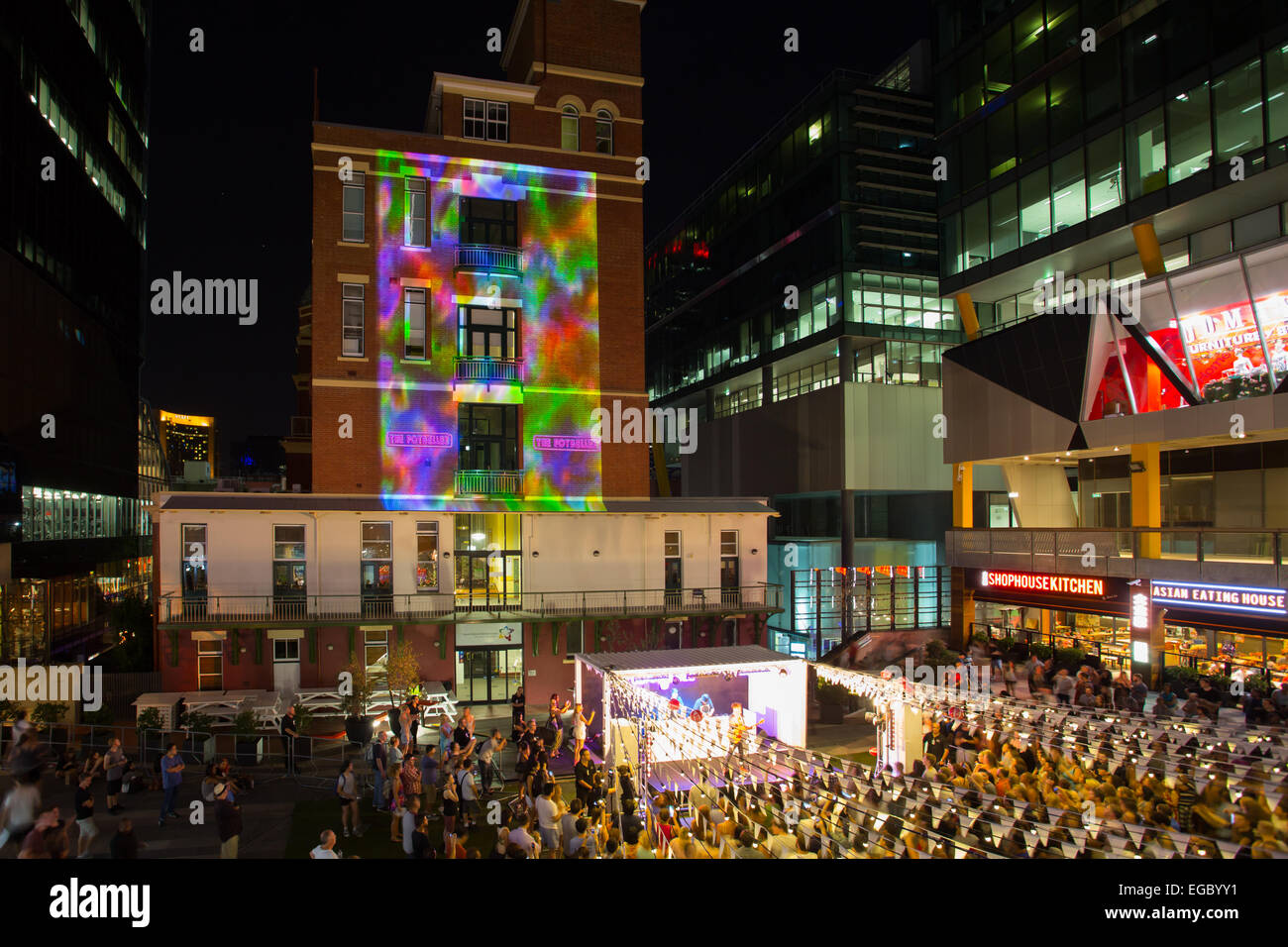 Melbourne, Australien - 21. Februar - QV Einkaufszentrum beleuchtet für weiße Nacht mit einer konzertanten Aufführung am 21. Februar 2015. Stockfoto