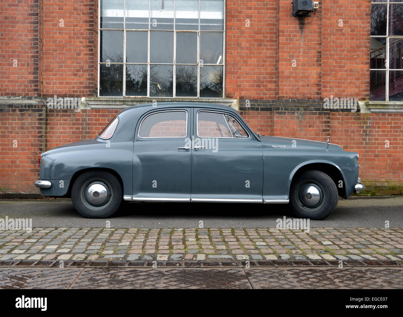 Enfield, Middlesex, UK. 22. Februar 2015. Besitzer von Rover Autos aller Altersgruppen beginnen die Turniersaison ein Schauer mit einem Grinsen am 9. jährliche Rover Sport Register "Ice Breaker" sammeln im Whitewebbs Museum in Enfield. Bilder ist ein einem Rover P4. Bildnachweis: Matthew Richardson/Alamy Live-Nachrichten Stockfoto