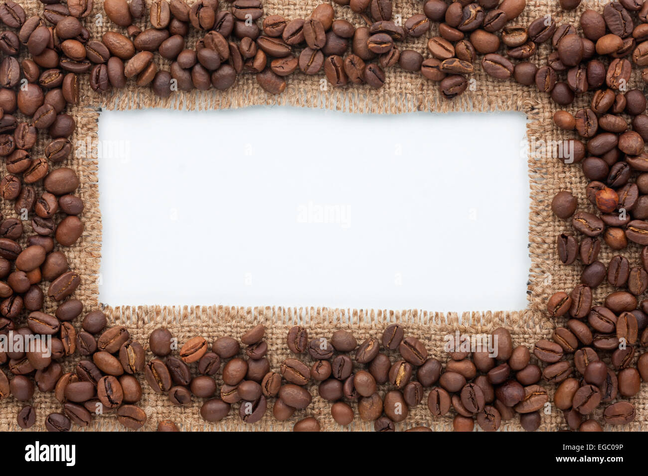 Rahmen der Sackleinen und Kaffeebohnen liegen auf einem weißen Hintergrund, kann als Textur verwendet werden Stockfoto