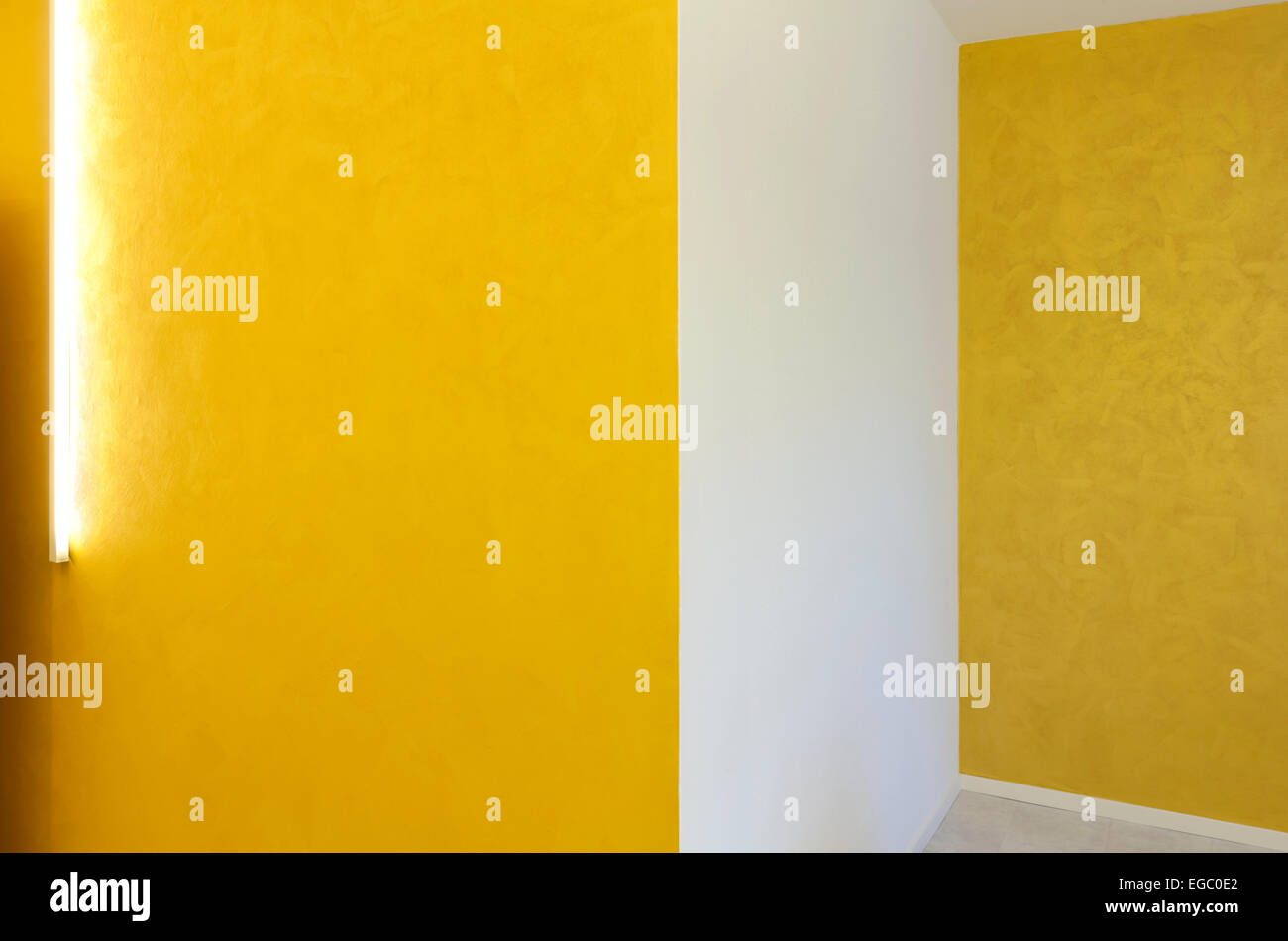 leeren Raum mit gelben Wänden und neon Stockfoto