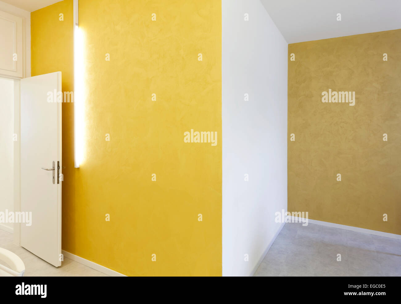 leeren Raum mit gelben Wänden und neon Stockfoto