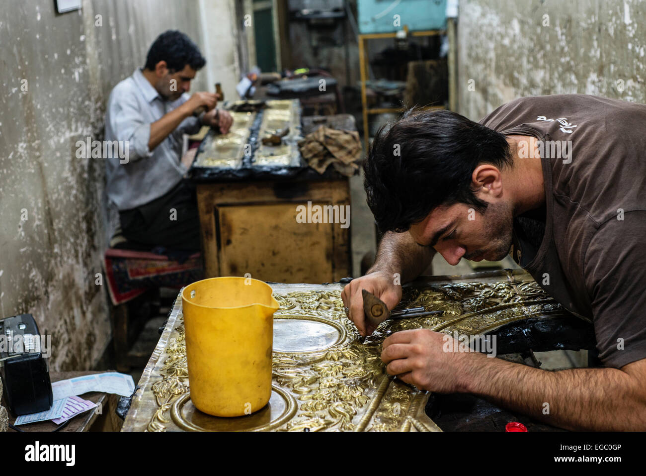 Künstler prägen Ghalamzani Cooper Stücke, Ghalamzani heißt Kunst, Prägung Muster auf verschiedene Metalle wie Kupfer, Silber, Gold und Messing, Isfahan, Iran Stockfoto