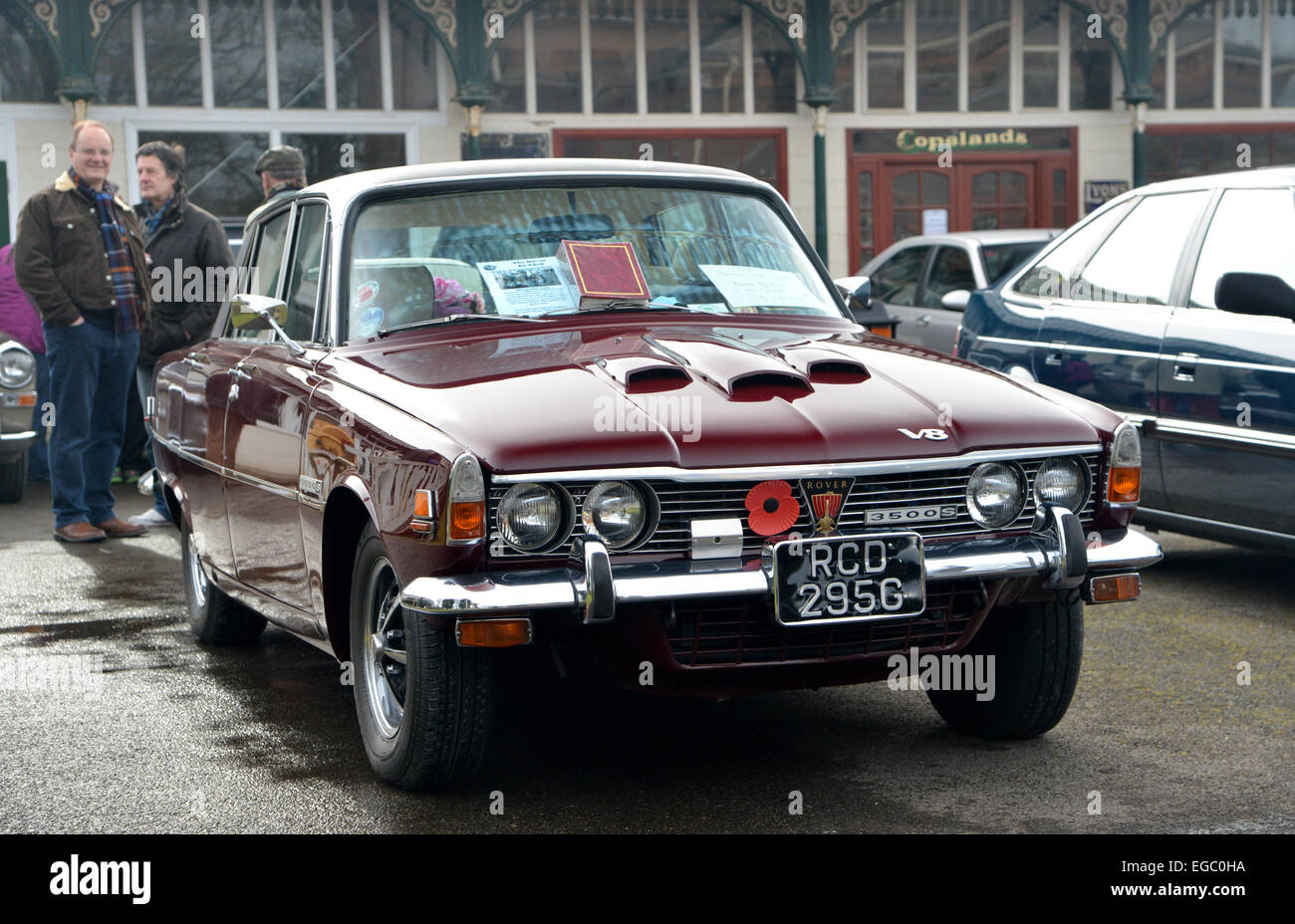 Enfield, Middlesex, UK. 22. Februar 2015. Besitzer von Rover Autos aller Altersgruppen beginnen die Turniersaison ein Schauer mit einem Grinsen am 9. jährliche Rover Sport Register "Ice Breaker" sammeln im Whitewebbs Museum in Enfield. Das Bild zeigt ein amerikanischen Export Rover P6 3500 V8. Bildnachweis: Matthew Richardson/Alamy Live-Nachrichten Stockfoto