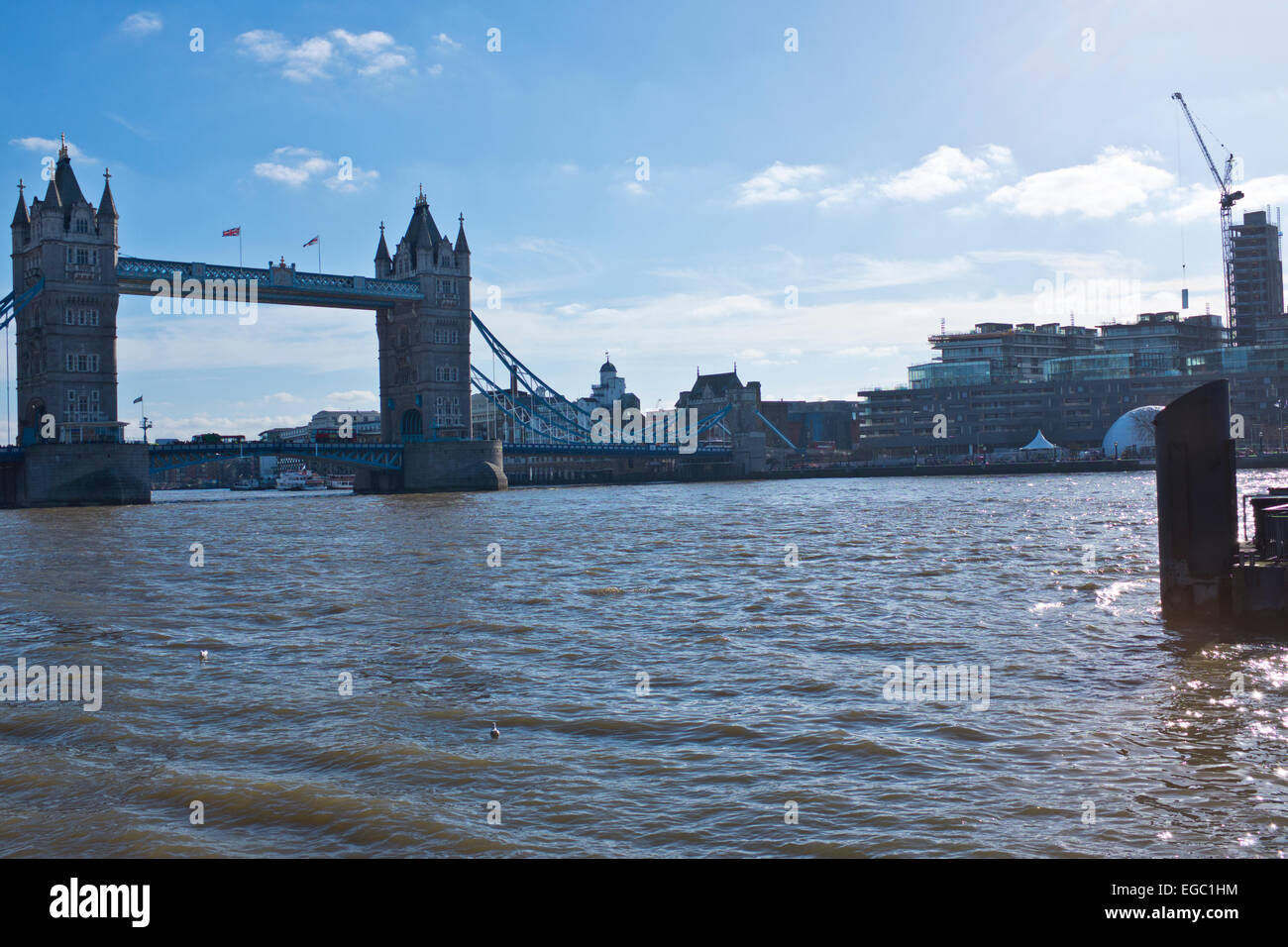 Tower Bridge, erbaut 1886 – 1894 ist eine kombinierte Bascule und Hängebrücke mit Gehwegen in London die Themse überquert. Stockfoto