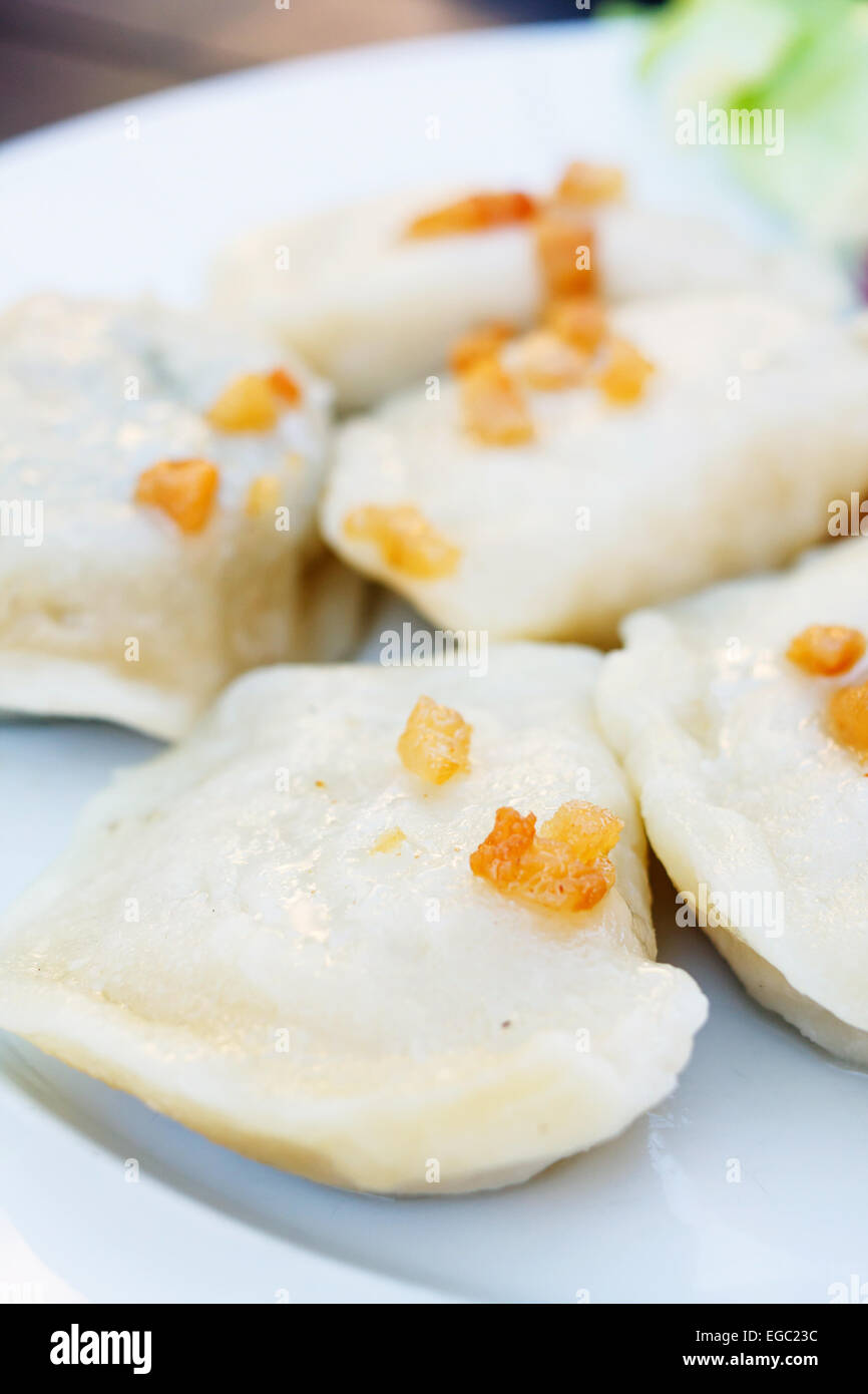 leckere Knödel gekocht in weißer Teller Stockfoto