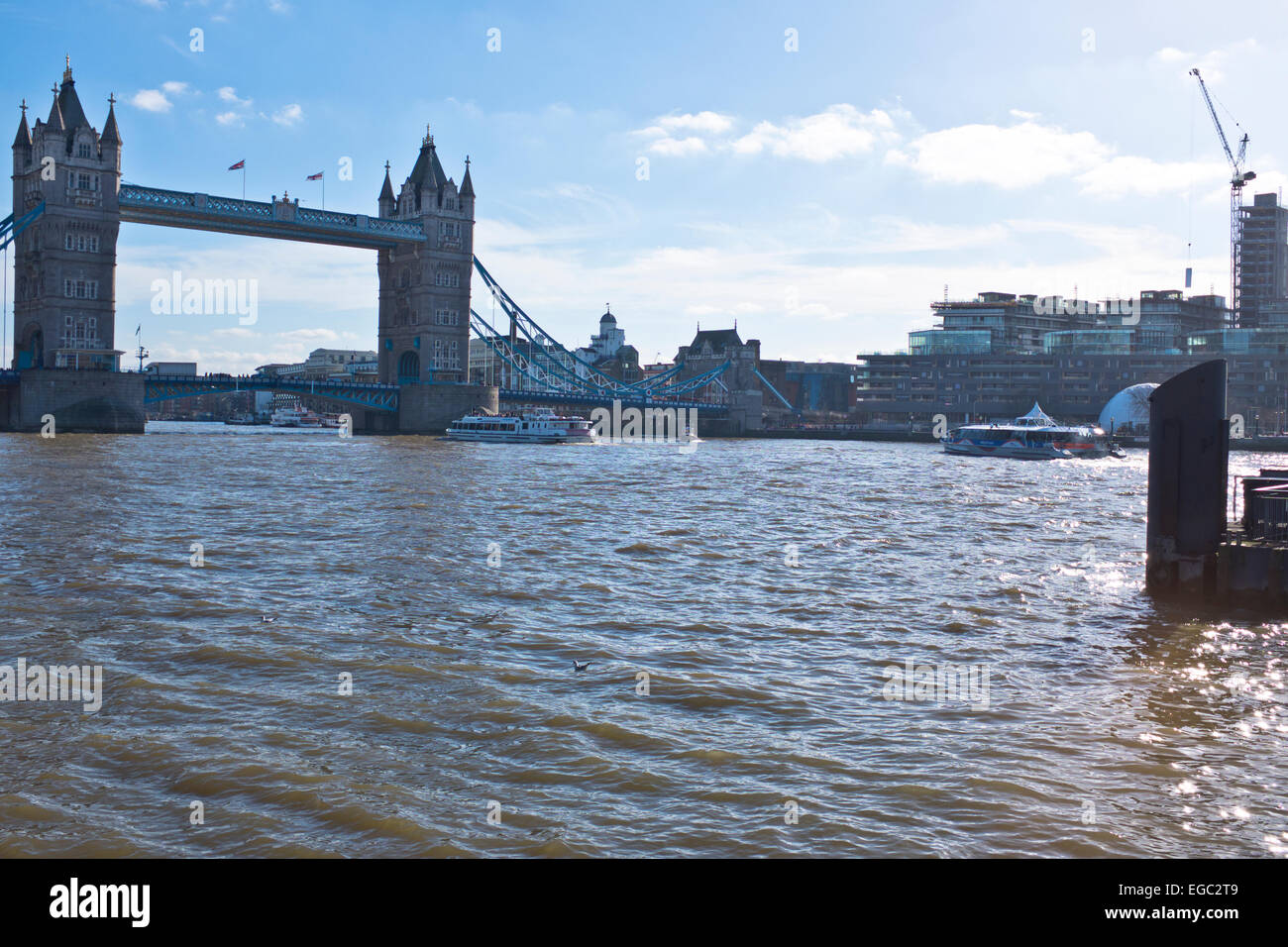 Tower Bridge, erbaut 1886 – 1894 ist eine kombinierte Bascule und Hängebrücke mit Gehwegen in London die Themse überquert. Stockfoto