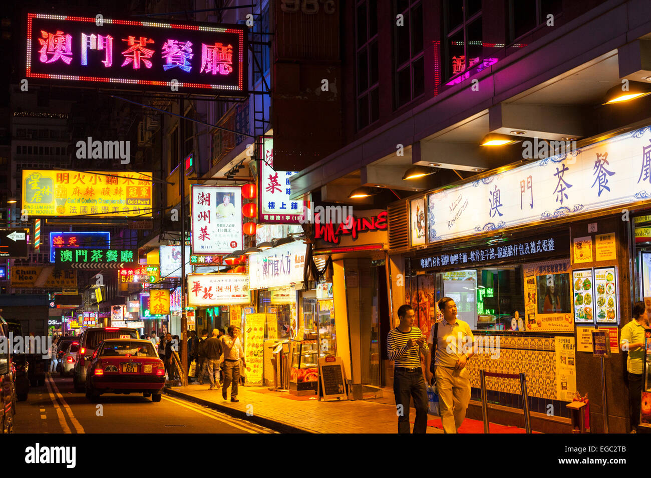 eine Straße in der Nacht in Kowloon, Hongkong Stockfoto