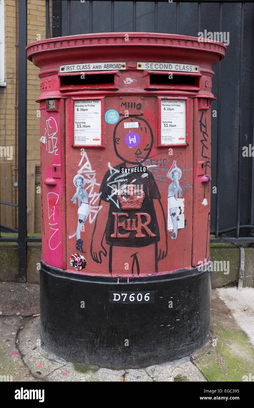 Street Art Graffiti auf Royal Mail Briefkasten in Shoreditch Stockfoto