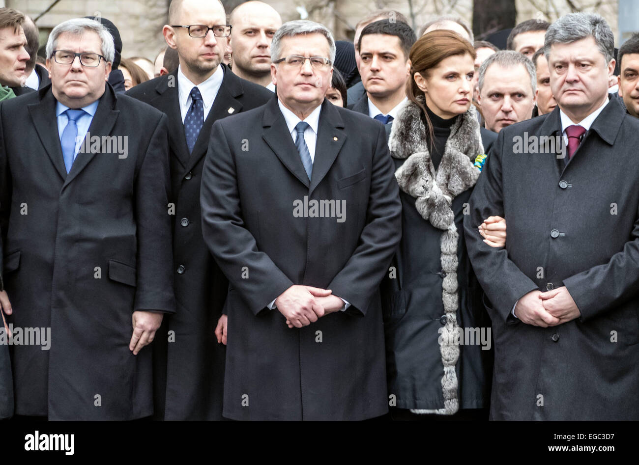 Kiew, Ukraine. 22. Februar 2015. Präsident der Ukraine Petro Porochenko und Vertreter der europäischen Länder unter den Massen von Menschen während des Marsches in den Speicher des untergegangenen Aktivisten auf Maidan.   Tausende von Ukrainern marschieren in den Straßen rund um Kiew heute mit ihrem Präsidenten Porochenko, Gauck und anderen EU-Staats, in Erinnerung an die über 100 untergegangenen Aktivisten auf Maidan. Bildnachweis: Igor Golovnov/Alamy Live-Nachrichten Stockfoto